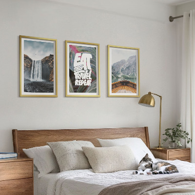 Tavelset ovanför soffa vattenfall berg natur båt