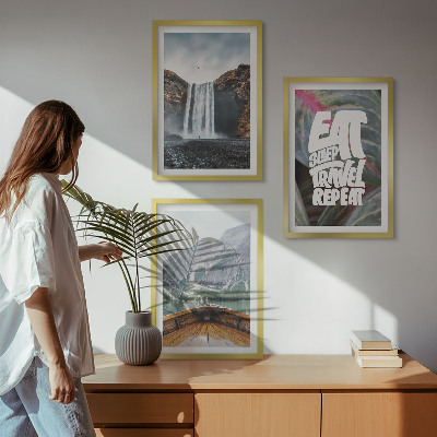 Tavelset ovanför soffa vattenfall berg natur båt