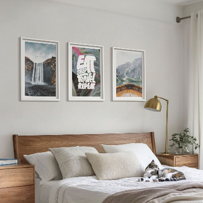 Tavelset ovanför soffa vattenfall berg natur båt