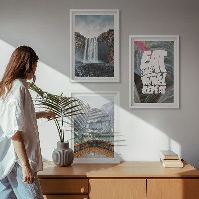 Tavelset ovanför soffa vattenfall berg natur båt