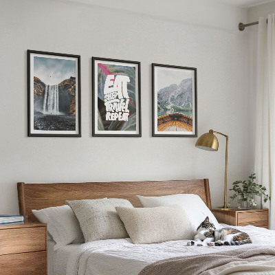 Tavelset ovanför soffa vattenfall berg natur båt