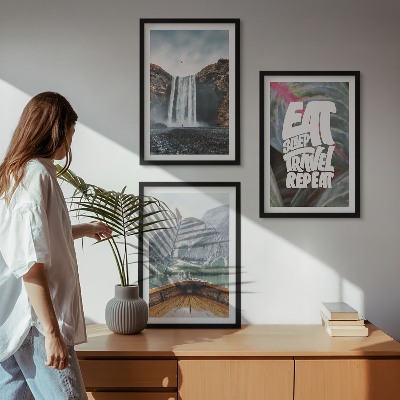 Tavelset ovanför soffa vattenfall berg natur båt