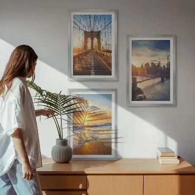 Tavelset ovanför soffa broar och solnedgångar över staden