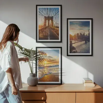 Tavelset ovanför soffa broar och solnedgångar över staden