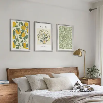 Tavelset med citroner tavlor ovanför soffan med örter och blad