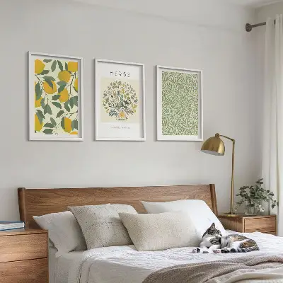 Tavelset med citroner tavlor ovanför soffan med örter och blad