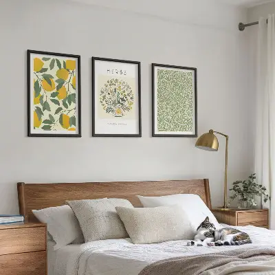 Tavelset med citroner tavlor ovanför soffan med örter och blad