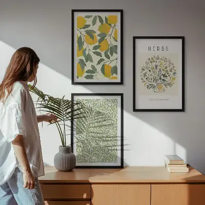Tavelset med citroner tavlor ovanför soffan med örter och blad