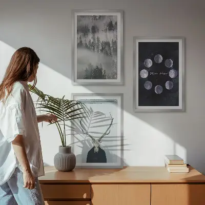 Set med 3 tavlor skogslandskap med dimma, måne och hjortskalle