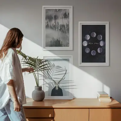 Set med 3 tavlor skogslandskap med dimma, måne och hjortskalle