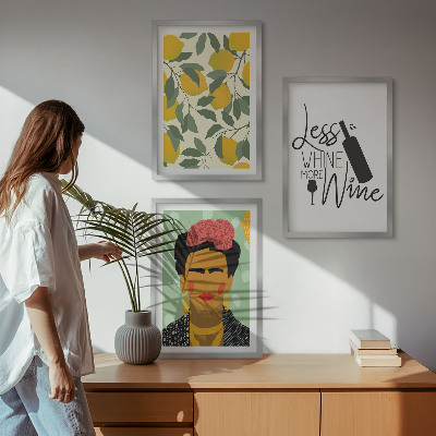 Tavelset ovanför soffa Citroner och vinporträtt av Frida