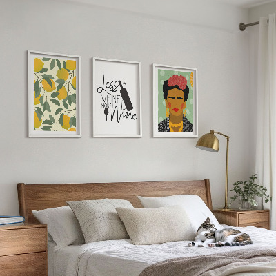 Tavelset ovanför soffa Citroner och vinporträtt av Frida