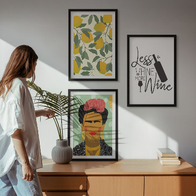 Tavelset ovanför soffa Citroner och vinporträtt av Frida