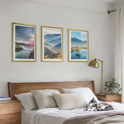 Tavelset ovanför soffa Bergslandskap vattenfall