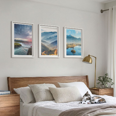 Tavelset ovanför soffa Bergslandskap vattenfall