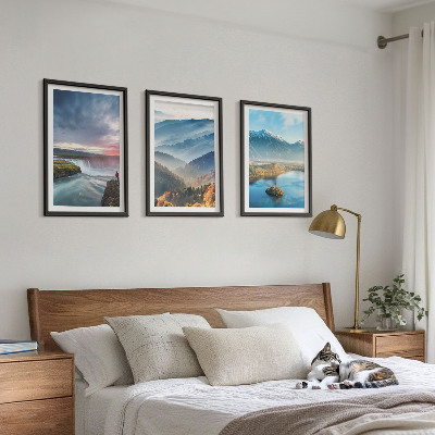 Tavelset ovanför soffa Bergslandskap vattenfall