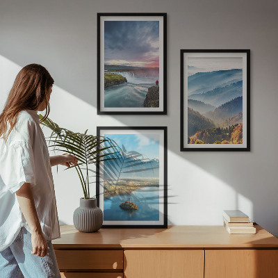 Tavelset ovanför soffa Bergslandskap vattenfall