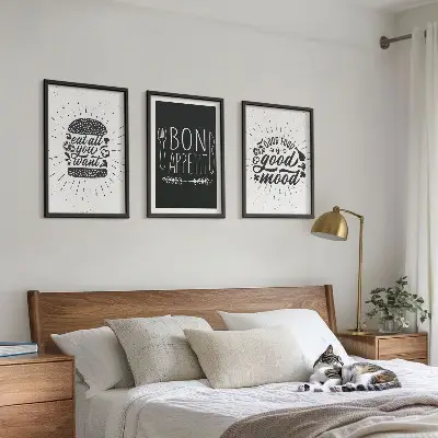 Tavelset ovanför soffan grafik med kulinariska citat