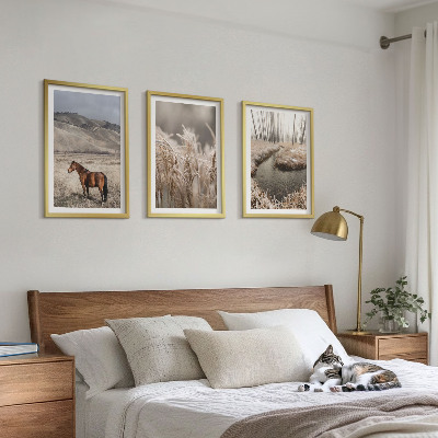 Tavelset ovanför soffa Hästar landskap gräs bäck