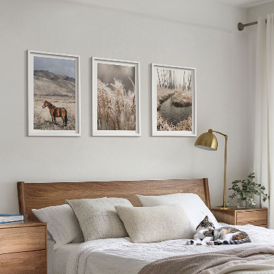 Tavelset ovanför soffa Hästar landskap gräs bäck