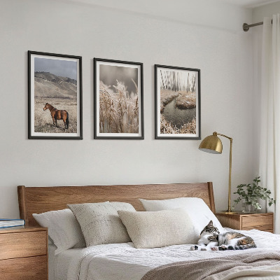 Tavelset ovanför soffa Hästar landskap gräs bäck