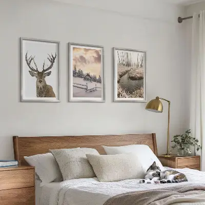 Vinterlandskap med hjortstuga tavelset för vägg ovanför soffa