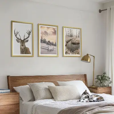 Vinterlandskap med hjortstuga tavelset för vägg ovanför soffa