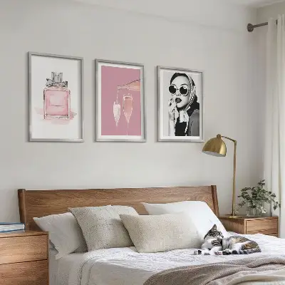 Tavelvägg med ramar stilsäkra rosa detaljer