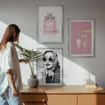 Tavelvägg med ramar stilsäkra rosa detaljer