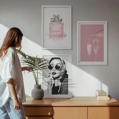 Tavelvägg med ramar stilsäkra rosa detaljer