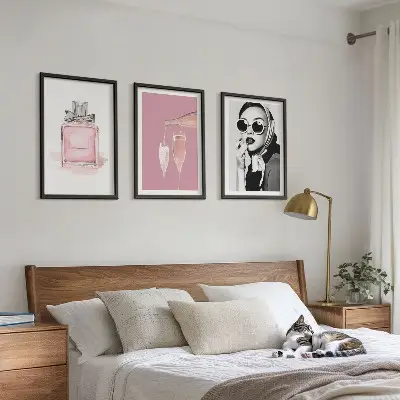 Tavelvägg med ramar stilsäkra rosa detaljer