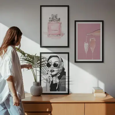 Tavelvägg med ramar stilsäkra rosa detaljer