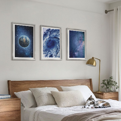 Tavelset ovanför soffa Jorden rymdstorm galax