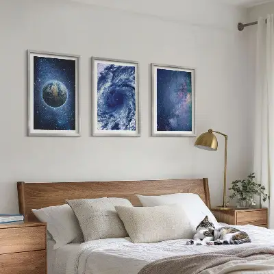 Tavelset ovanför soffa med motiv av jordklotet i en galaktisk rymdstorm