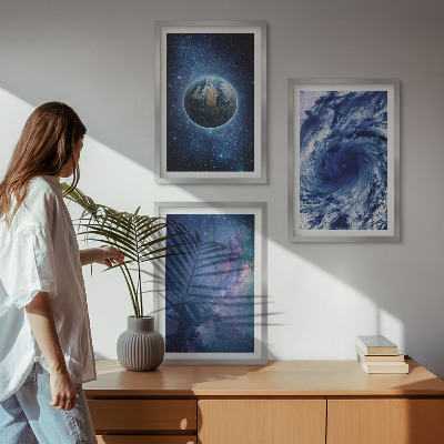 Tavelset ovanför soffa Jorden rymdstorm galax