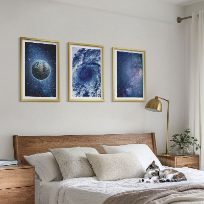 Tavelset ovanför soffa Jorden rymdstorm galax