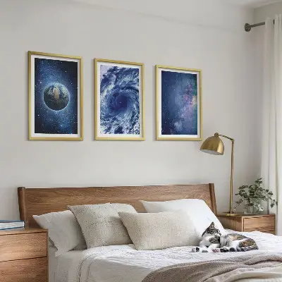 Tavelset ovanför soffa med motiv av jordklotet i en galaktisk rymdstorm