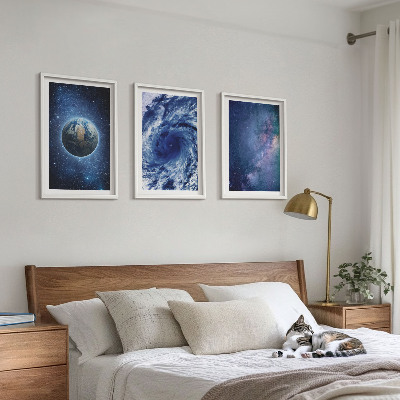 Tavelset ovanför soffa Jorden rymdstorm galax