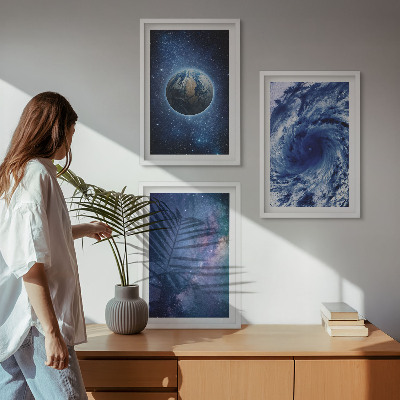 Tavelset ovanför soffa Jorden rymdstorm galax