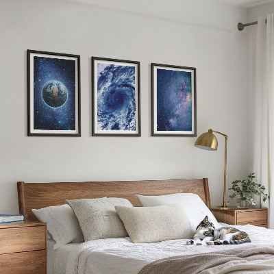 Tavelset ovanför soffa Jorden rymdstorm galax