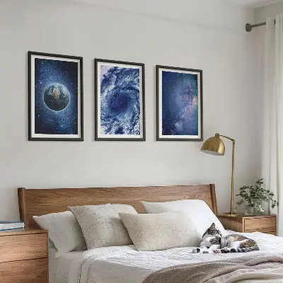 Tavelset ovanför soffa med motiv av jordklotet i en galaktisk rymdstorm