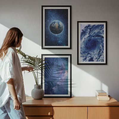 Tavelset ovanför soffa Jorden rymdstorm galax
