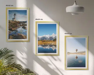 Tavelset ovanför soffan med motiv av natur, fyr, berg och luftballong