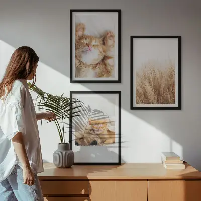 Tavelset för vägg ovanför soffa med motiv av söta katter och hundar i boho-stil