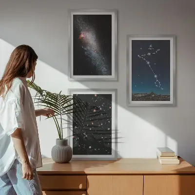 Tavelset för vägg ovanför soffa med motivet De kosmiska landskapen i Fiskarnas galax