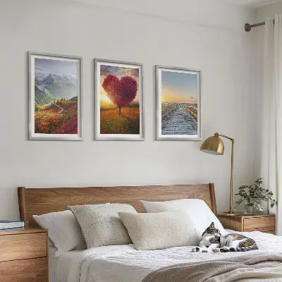 Tavelset ovanför soffa landskap med berg träd hjärta och pir