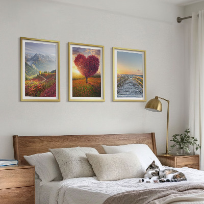 Tavelset ovanför soffa Landskap berg träd hjärta pir