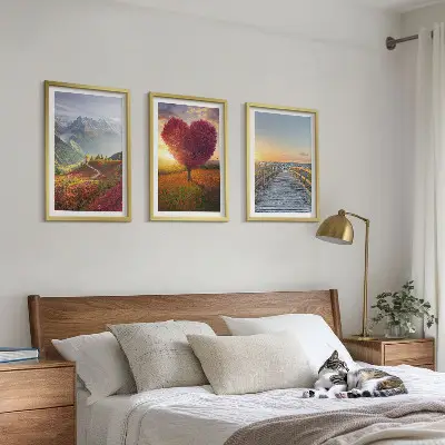 Tavelset ovanför soffa landskap med berg träd hjärta och pir