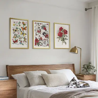 Tavelset med 3 delar fjärilar och röda blommor