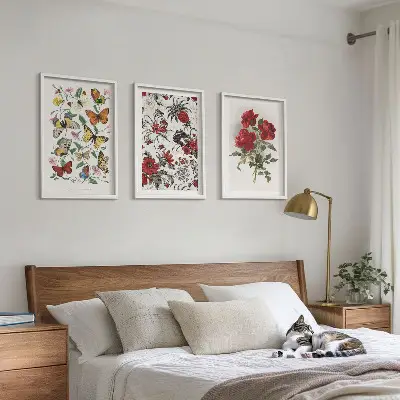 Tavelset med 3 delar fjärilar och röda blommor